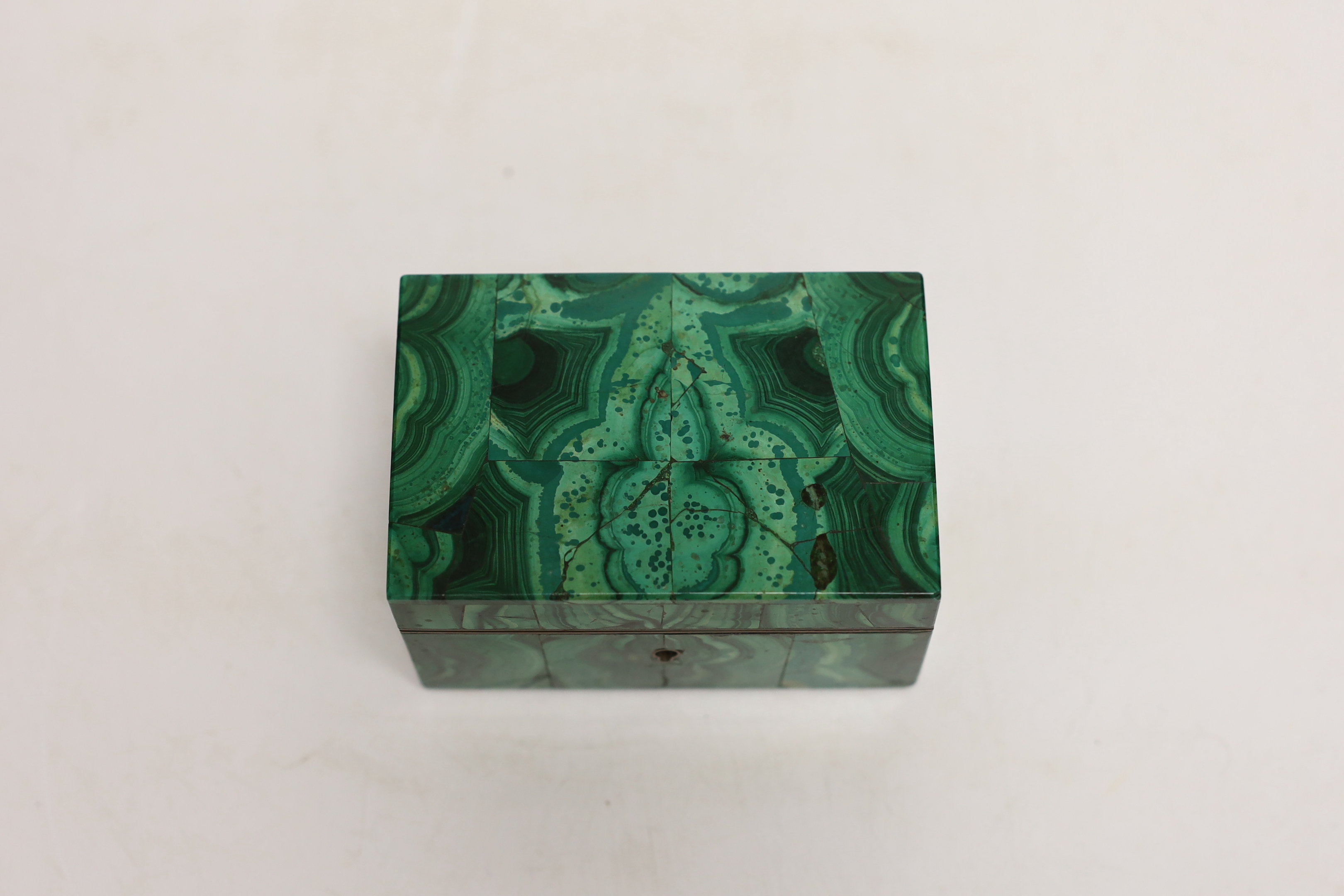 A 19th century malachite trinket box, 9.5cm wide, 5.5cm high, 6.4cm deep